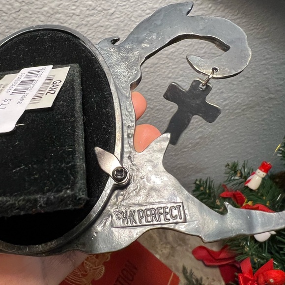 Pewter 2 1/2 x 3 1/2 Silver picture frame With Flowered Cross & Lily’s By Ganz - Picture 6 of 8